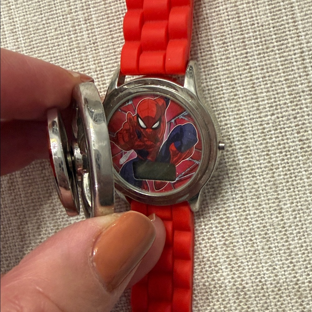Spider-Man Marvel Red Silicone Band Kids Watch w/Logo Caseback. Needs a battery.